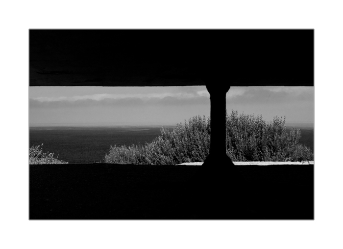 Blick aus einem deutschen Geschützschartenstand (sw) an der Küse bei Longues-sur-Mer