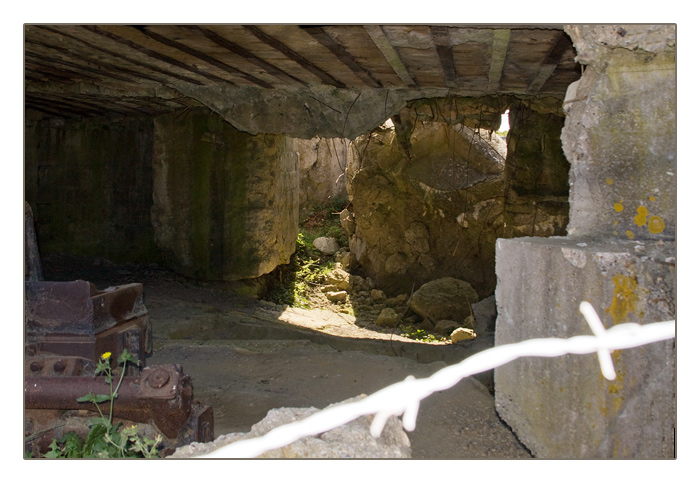 zerstörter Bunker mit Geschütz, Longues-sur-Mer