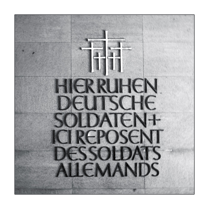 Hier ruhen deutsche Soldaten ..., deutsche Kriegsgräberstätte La Cambe