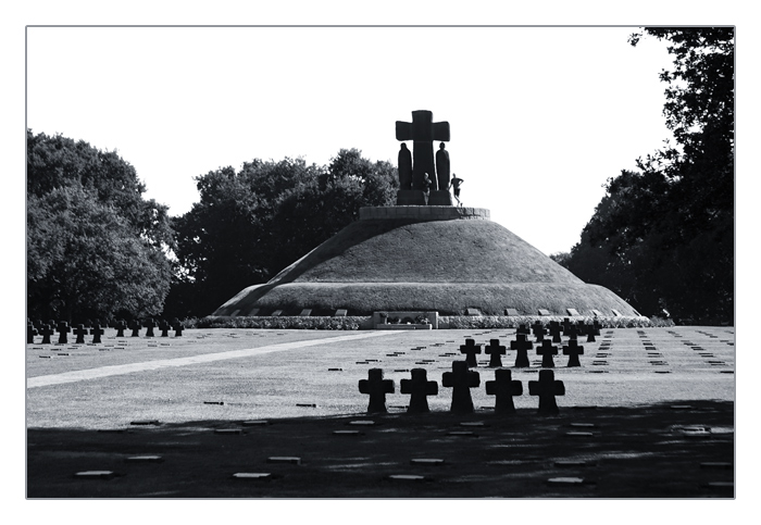 Tumulus (Hügelgrab) mit zwei Statuen, La Cambe
