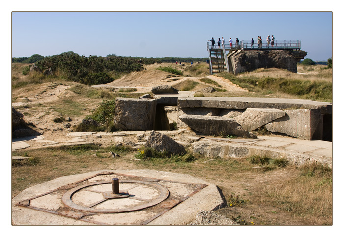 offene Ringbettung, Krater und Bunker an der Gedenkstätte Pointe du Hoc