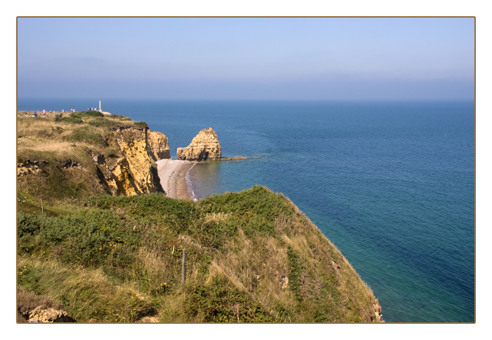 Ranger Memorial (li) an Steilküste, Pointe du Hoc