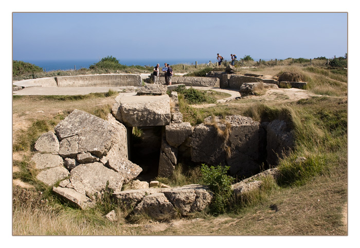 Krater und Bunker an der Gedenkstätte Pointe du Hoc