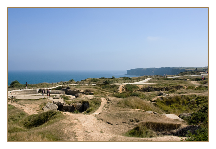 Krater und Bunker mit Steilküste an der Gedenkstätte Pointe du Hoc