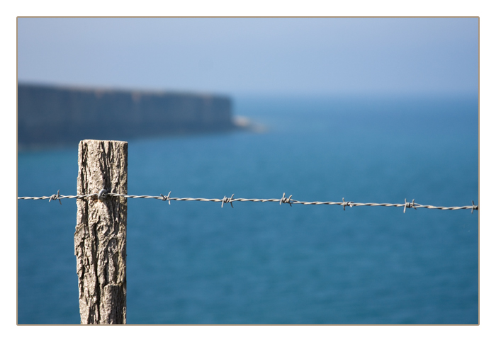Stacheldraht an Steilküste, Gedenkstätte Pointe du Hoc