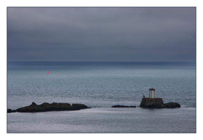 Blick zum Leuchtturm Phare de l'Ost-Pic und auf ein rotes Segelboot, Pointe de Bilfot, Plouézec