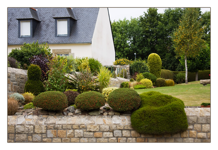 schöner Garten mit kunstvoll geschnittenen Sträuchern, Tréguier
