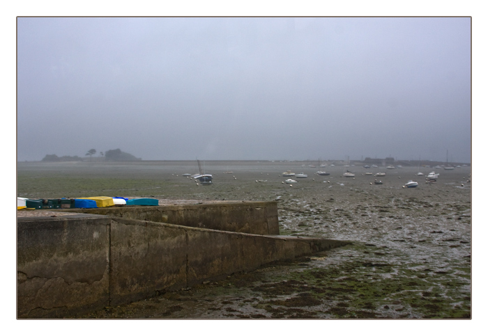 Ebbe und Nebel am Quai de Pempoul, Saint-Pol-de-Léon