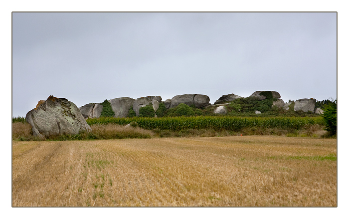 Granit-Felsbrocken am Algenfischer-Dorf Meneham, Ménez Ham bei Kerlouan