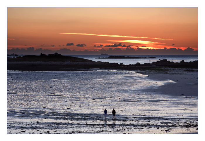 Spaziergänger im Sonnenuntergang bei Ebbe, Plage de Sainte-Marguerite, Landéda