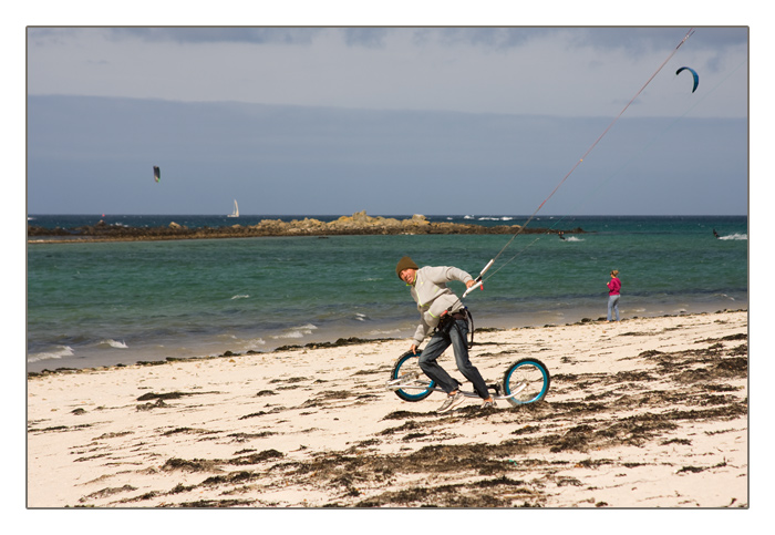 Kitesurfen am Strand mit einem Zweirad, Plage de Sainte-Marguerite, Landéda