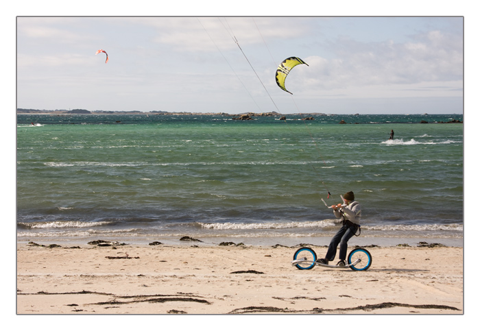 Kitesurfen am Strand mit einem Zweirad, Plage de Sainte-Marguerite, Landéda