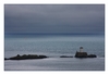 Blick zum Leuchtturm Phare de l'Ost-Pic und auf ein rotes Segelboot, Pointe de Bilfot, Plouézec, Côtes-d’Armor, Bretagne