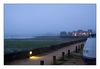 Ebbe und Nebel am Quai de Pempoul zur blauen Stunde, Saint-Pol-de-Léon, Finistère, Bretagne
