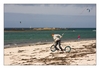 Kitesurfen am Strand mit einem Zweirad, Plage de Sainte-Marguerite, Landéda, Finistère, Bretagne