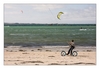 Kitesurfen am Strand mit einem Zweirad, Plage de Sainte-Marguerite, Landéda, Finistère, Bretagne