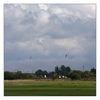 die Pilonen der Loire-Mündungs-Brücke Saint-Nazaire - Saint-Brevin-les-Pins über einer Wolkendecke