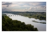 die Loire mit Blick auf die Brücke und den Ort Oudon bei Champtoceaux am Abend, Maine-et-Loire, Pays de la Loire