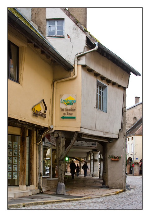 Arkaden und schiefe H&auml;user, Louhans