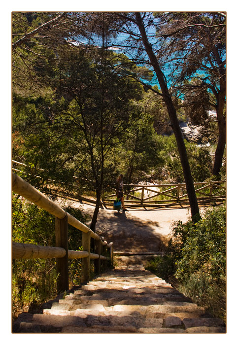 viele Treppen f&uuml;hren zum Strand in Cala Llevad&oacute;