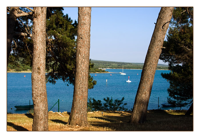 Blick auf die &ouml;stliche Seite von Osor, am Kanal zwischen der Insel Cres und Lošinj (Losinj)