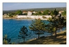 Blick auf die Badebucht und alte Stadtmauer von Osor, am Kanal zwischen der Insel Cres und Lošinj (Losinj), Kroatien