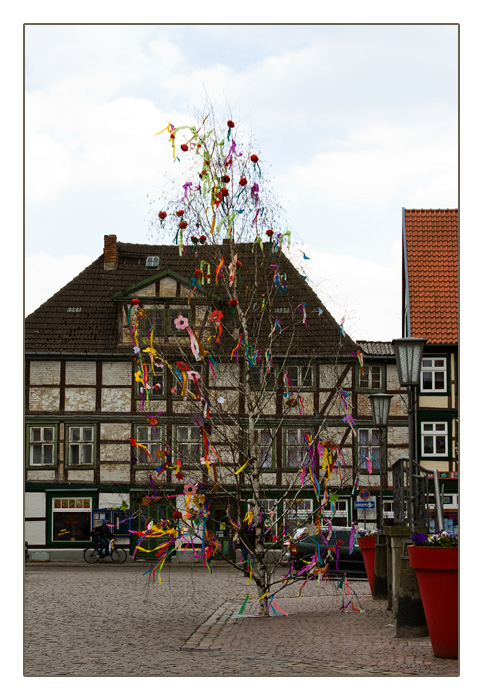 Rathaus Grabow mit Maibaum
