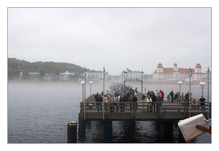 Seebrücken-Anfahrt im Nebel mit Blick auf das Kurhaus Binz