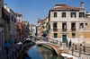Kanal mit Br&uuml;ckchen in Venedig