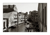 einer der vielen Kan&auml;le in Venedig (s/w