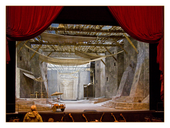 die B&uuml;hne, Kulisse f&uuml;r die Oper "Carmen"