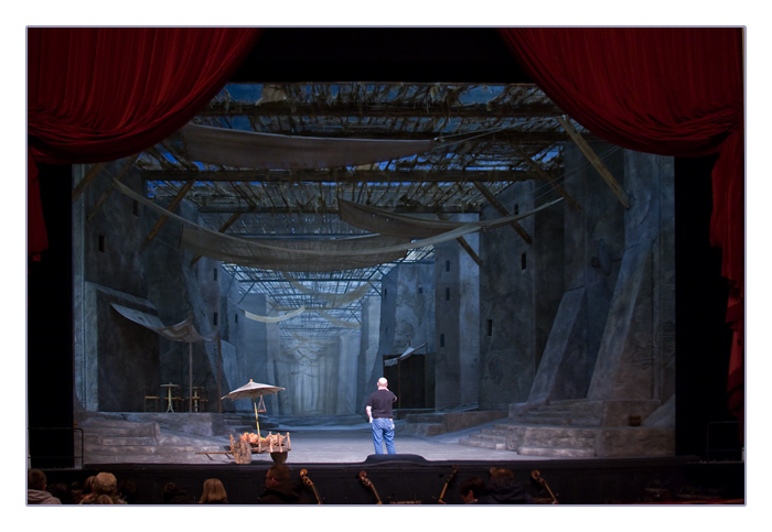 die B&uuml;hne, Kulisse f&uuml;r die Oper "Carmen"