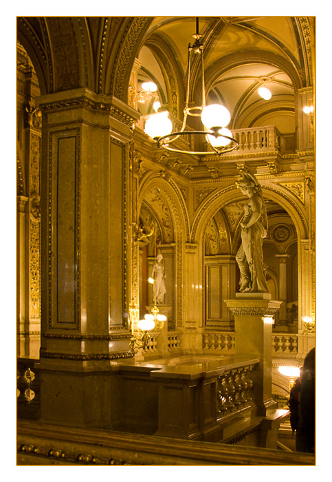 im Stiegenhaus, Staatsoper Wien