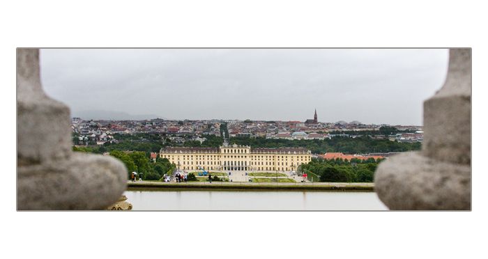 Blick von der Gloriette auf das Schloss Sch&ouml;nbrunn