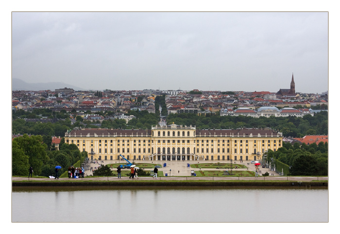 Blick von der Gloriette auf das Schloss Sch&ouml;nbrunn